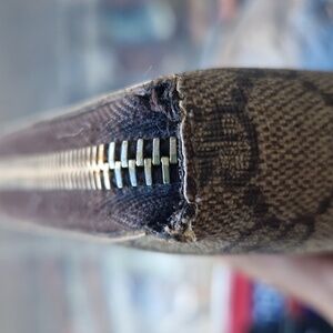 Authentic gucci wallet vintage.